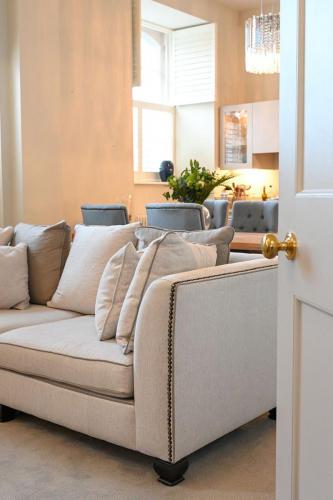 Finline Grenoble linen studded sofa