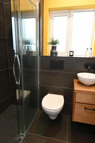 Fleetwood Mimosa Bathroom Wall