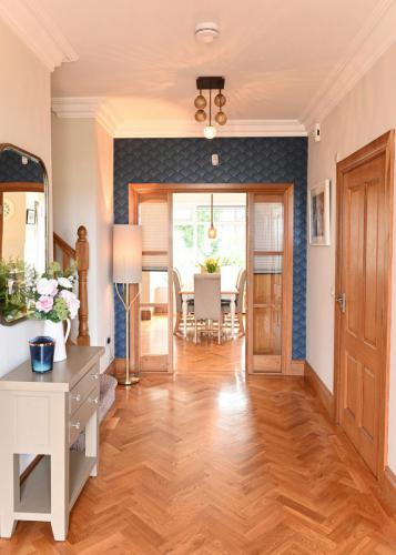 Hallway design with designer wallpaper, Fleetwood Coco Pale 1955  floorlamp