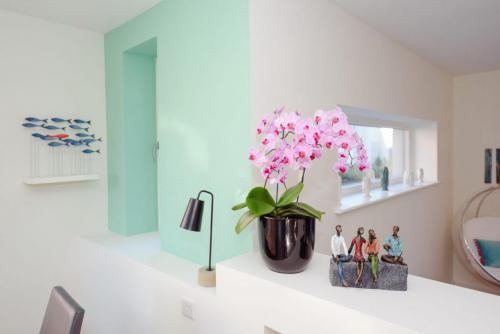Living area - pop of mint colour from Fleetwood paints Colour Perfect fandeck.