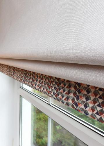 Roman blind with scion border