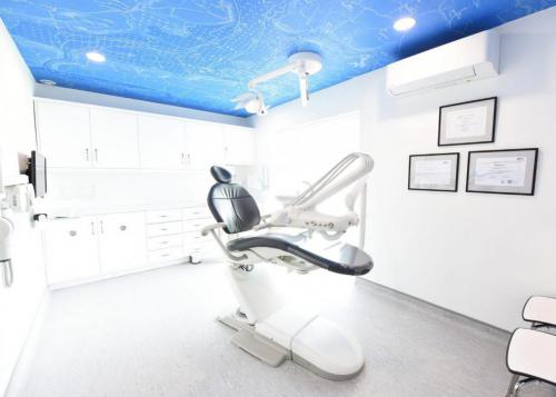 Cork dental surgery design with ceiling mural