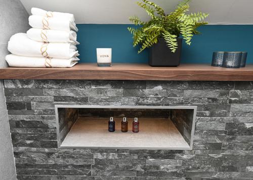 ATP gym- floating shelves and mirror detail