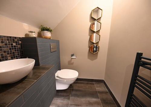 Guest bathroom with concealed cistern