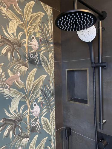 monkey_feature_tile_shower_area